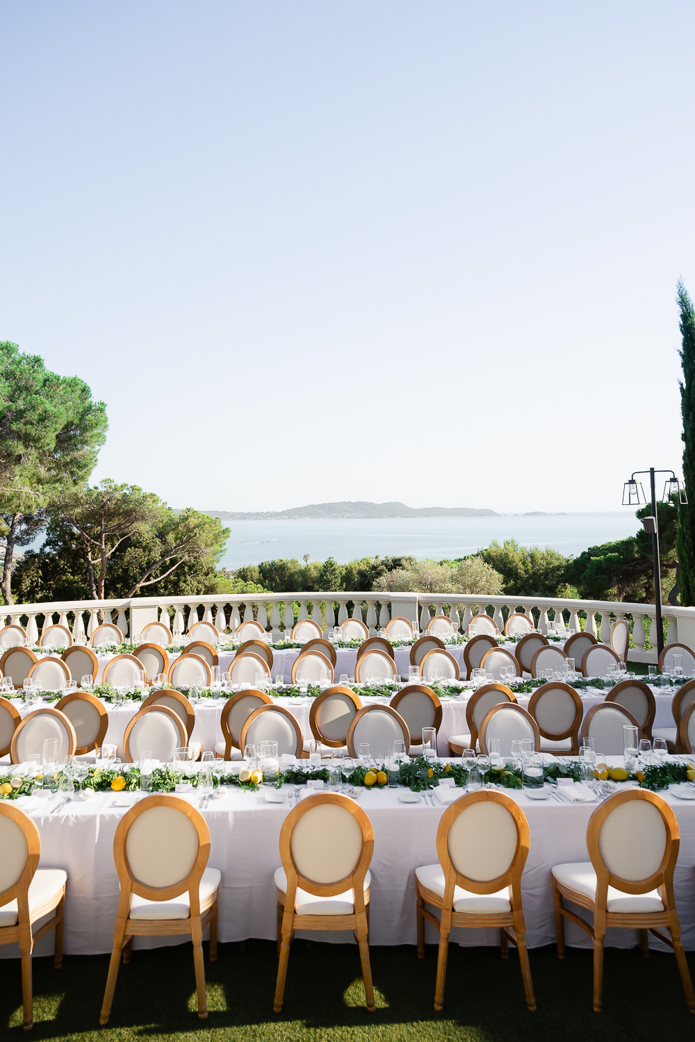 Elegant reception tables overlook the Mediterranean at Castel Bay, where a refined wedding reception unfolds in the heart of Provence.